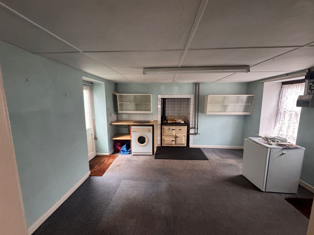 Lot: 133 - COTTAGE FOR UPATING WITH GARAGE AND GARDEN - Kitchen dining room